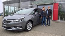Familie Wildi aus Oensingen mit Ihrem Opel Zafira